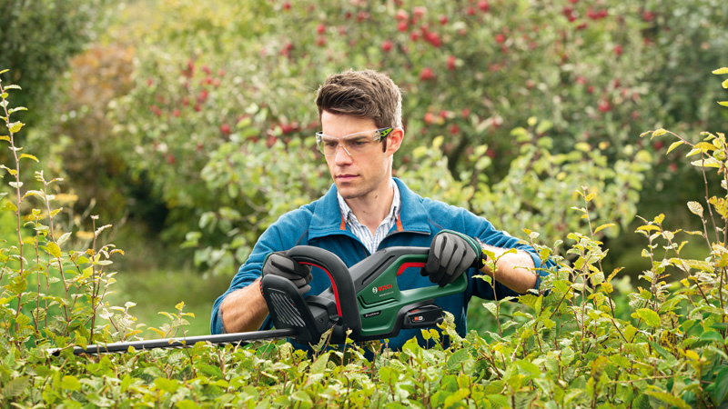Akumulátorové nůžky na živé ploty UniversalHedgeCut 18V-50